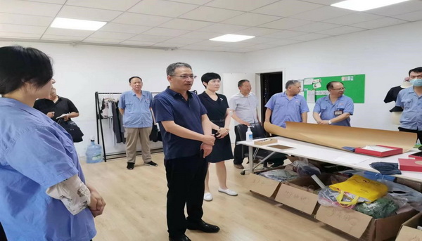 凯时AG集团党委副书记、副董事长、总司理杨瑞刚到经编实业公司调研事情