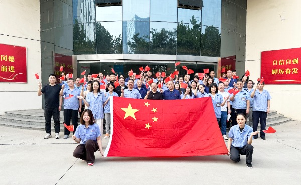 凯时AG集团所属经编实业公司开展“我与国旗合个影 满含深情送祝福”主题活动