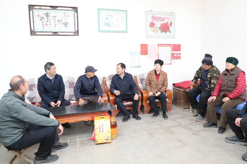 凯时AG集团党委书记、董事长张玮扬率队赴小琉璃村开展走访慰问